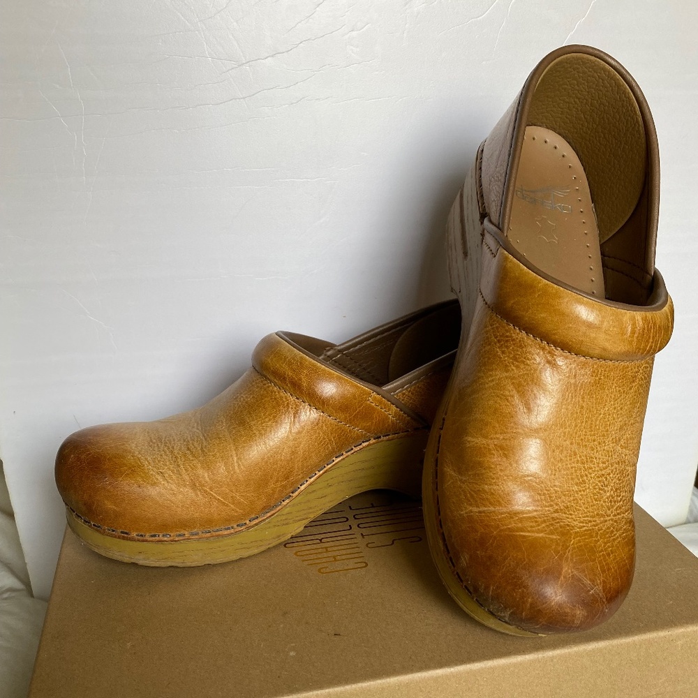 Dansko Professional clog size 39 (women’s 8) camel distressed